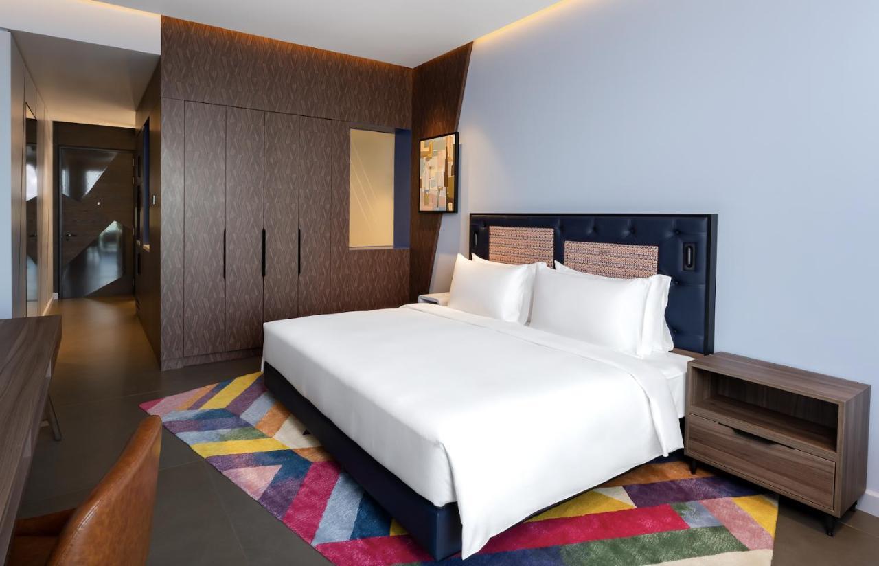 Hyatt Centric Jumeirah ดูไบ ภายนอก รูปภาพ A bedroom at the hotel