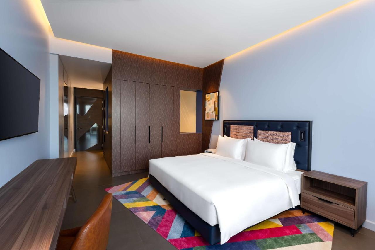 Hyatt Centric Jumeirah ดูไบ ภายนอก รูปภาพ A bedroom at the hotel