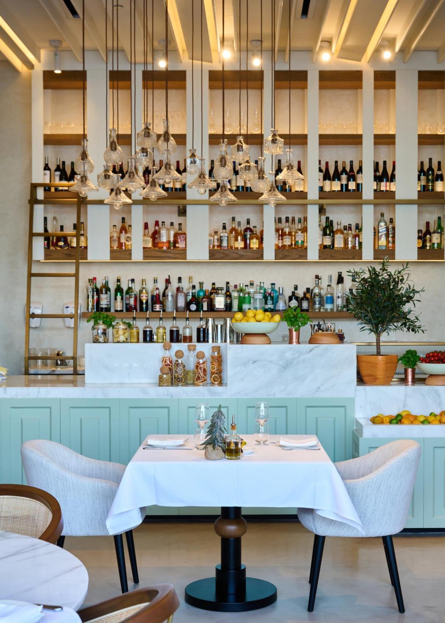 Hyatt Centric Jumeirah ดูไบ ภายนอก รูปภาพ The bar at the restaurant