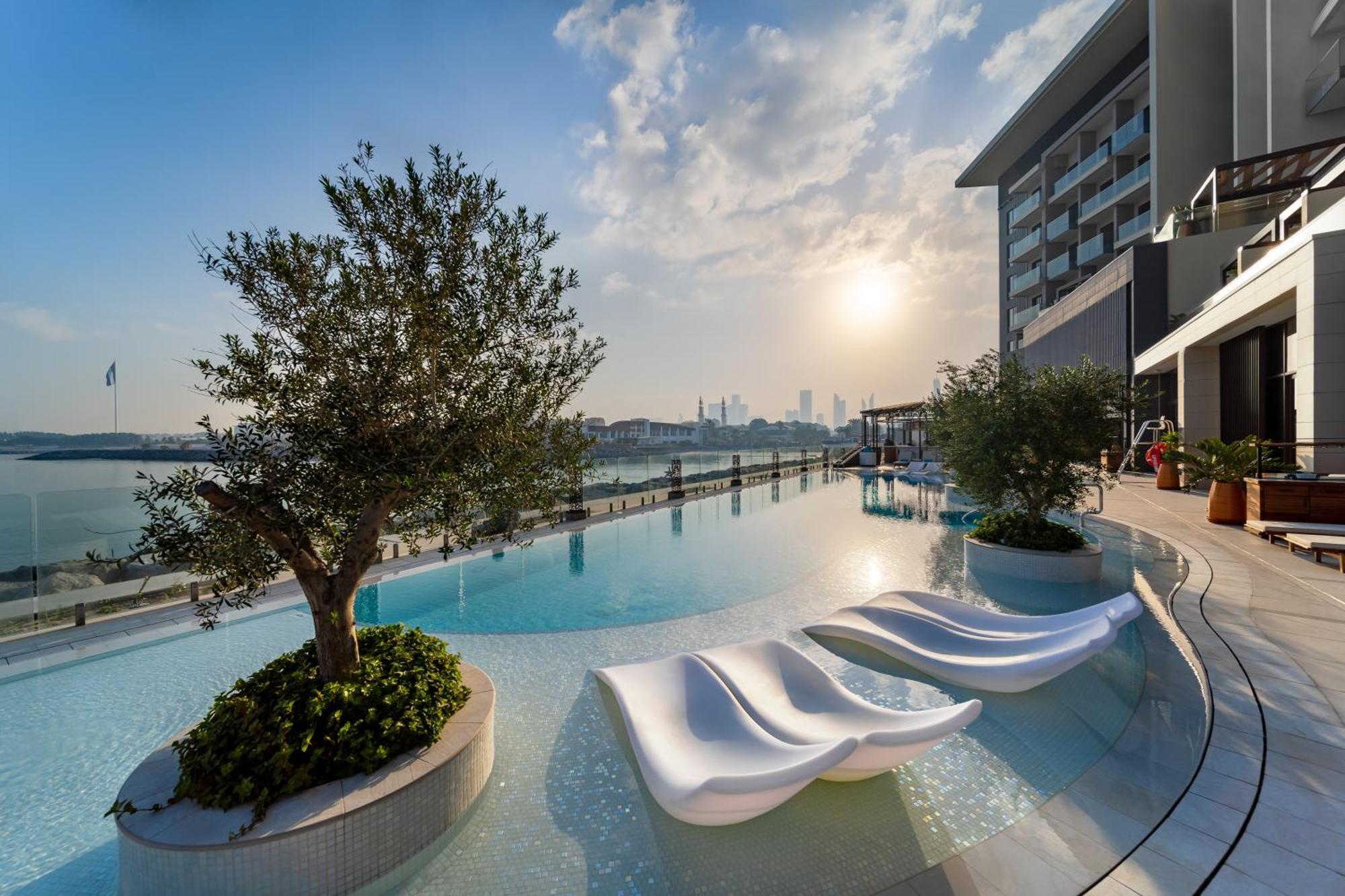 Hyatt Centric Jumeirah ดูไบ ภายนอก รูปภาพ The swimming pool at the hotel