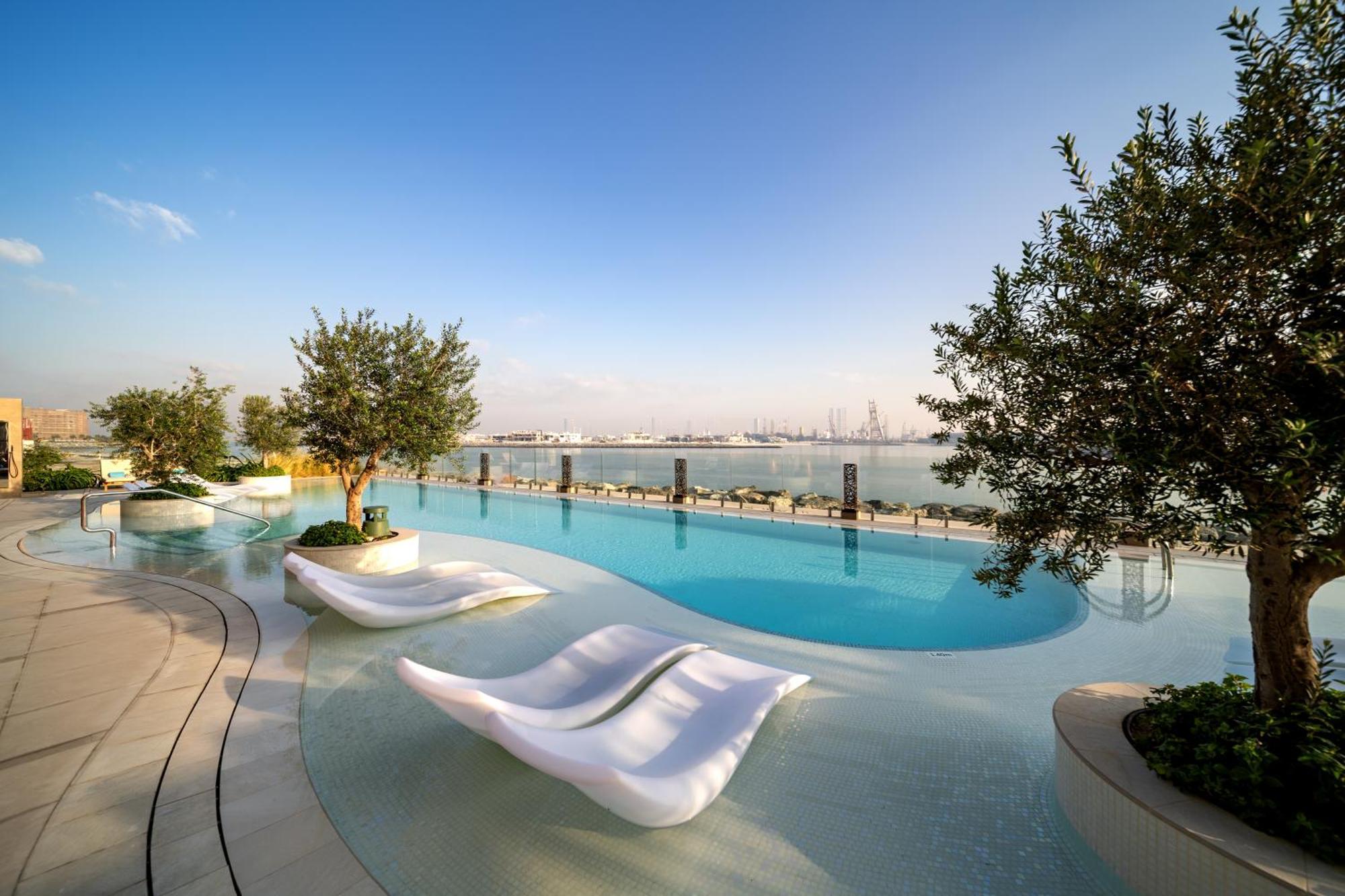 Hyatt Centric Jumeirah ดูไบ ภายนอก รูปภาพ The swimming pool at the top of the hotel