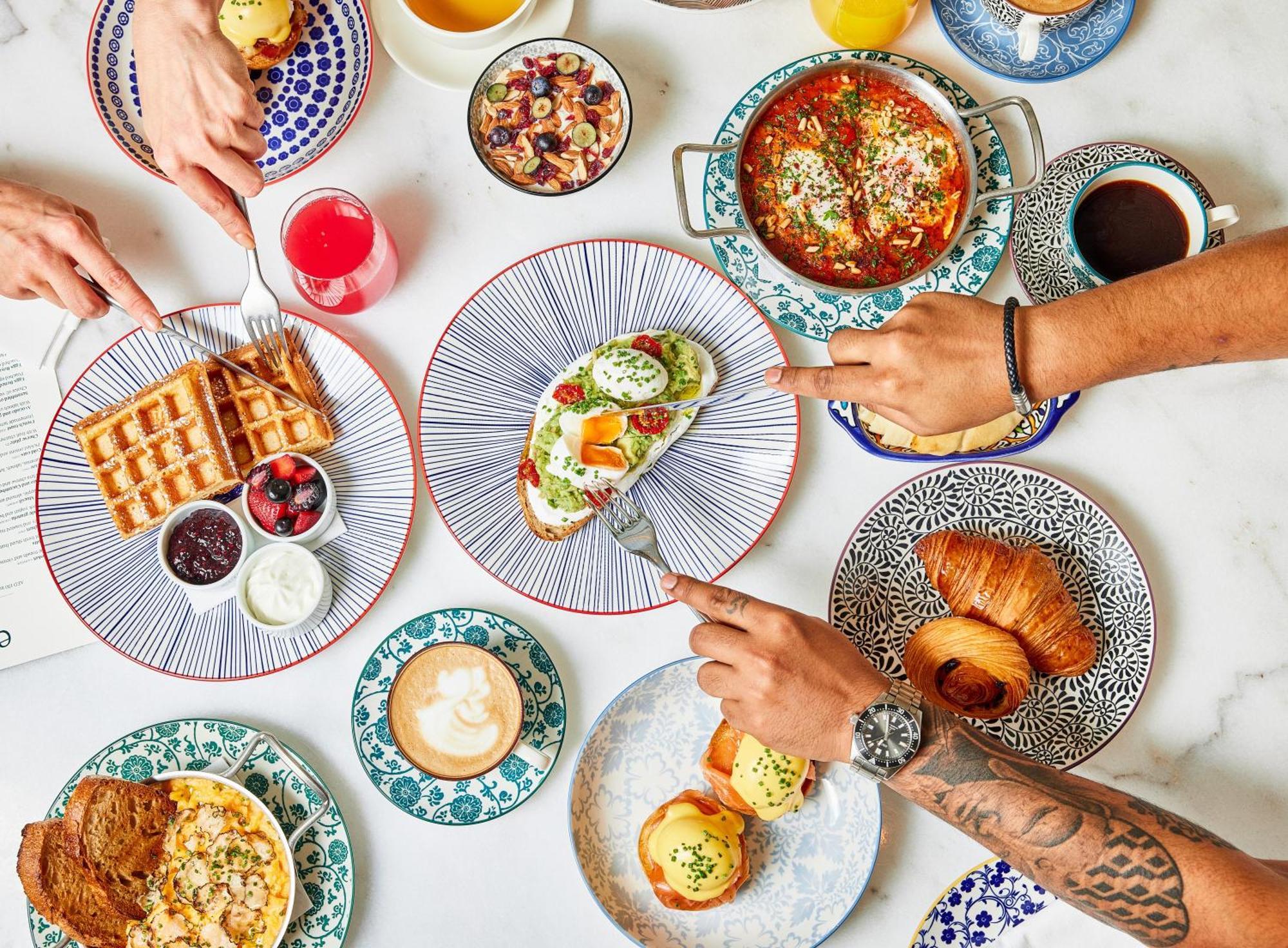 Hyatt Centric Jumeirah ดูไบ ภายนอก รูปภาพ Breakfast at the restaurant