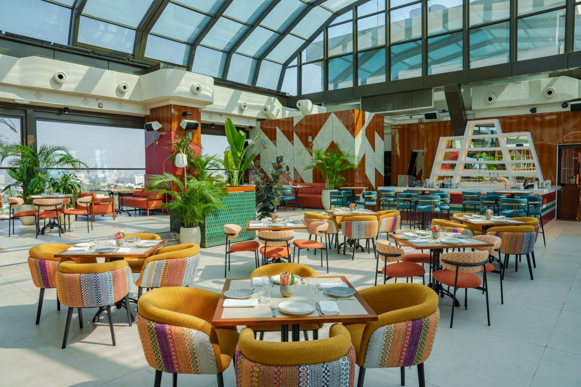 Hyatt Centric Jumeirah ดูไบ ภายนอก รูปภาพ The interior of the restaurant