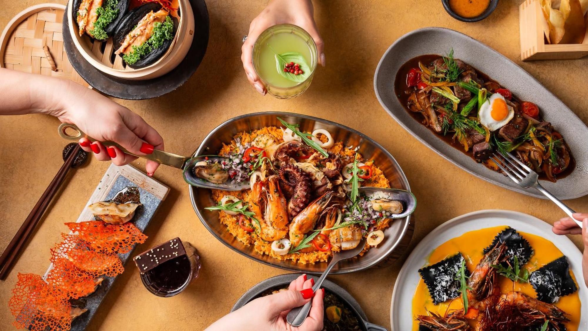Hyatt Centric Jumeirah ดูไบ ภายนอก รูปภาพ Dishes at the restaurant