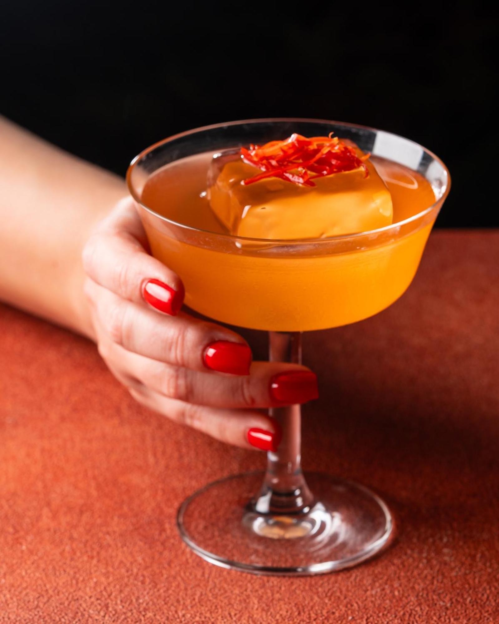Hyatt Centric Jumeirah ดูไบ ภายนอก รูปภาพ A pumpkin spice martini